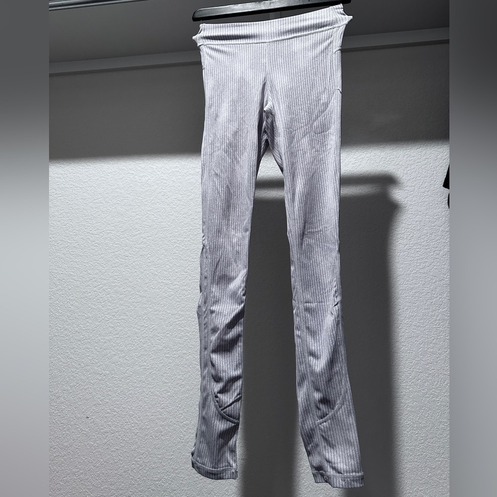 Light gray leggings